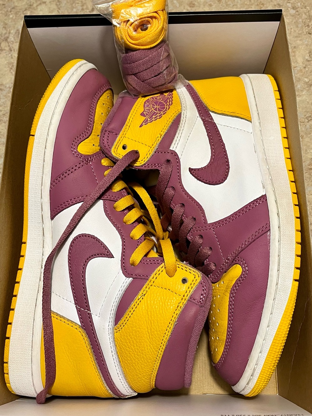 Air Jordan 1 Retro High OG                Men’s SZ 9 US 42.5 EU